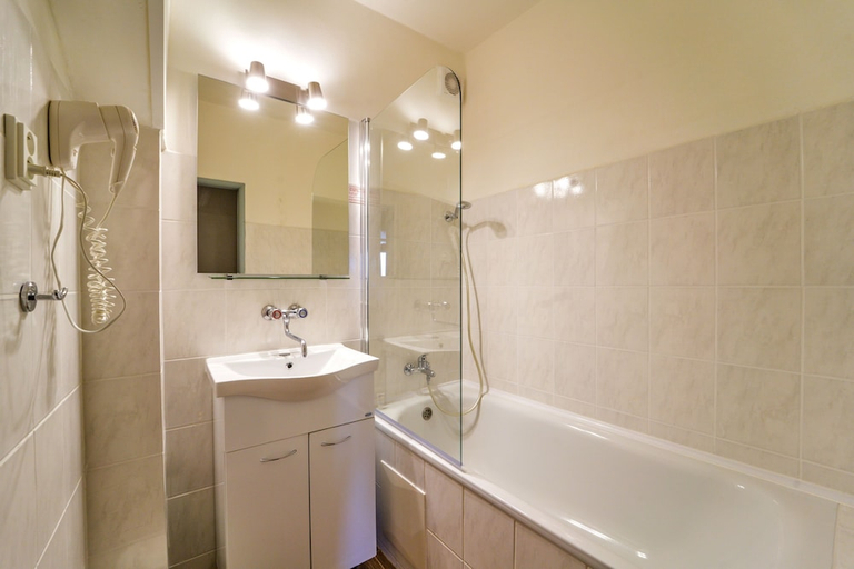 Bathroom 4, Charles Central, Praha 7