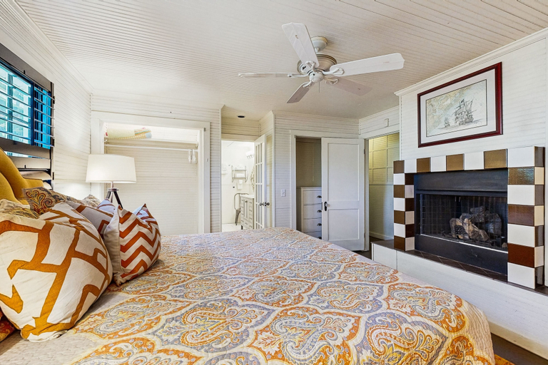 Room 4, Dog-friendly Cottage by the Beach With Private Pool, Pool Spa, & Free Wifi, Glynn