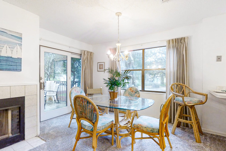 Room 5, Two-story Townhome With Fast Wifi & Pool - Steps From the Beach, Nassau
