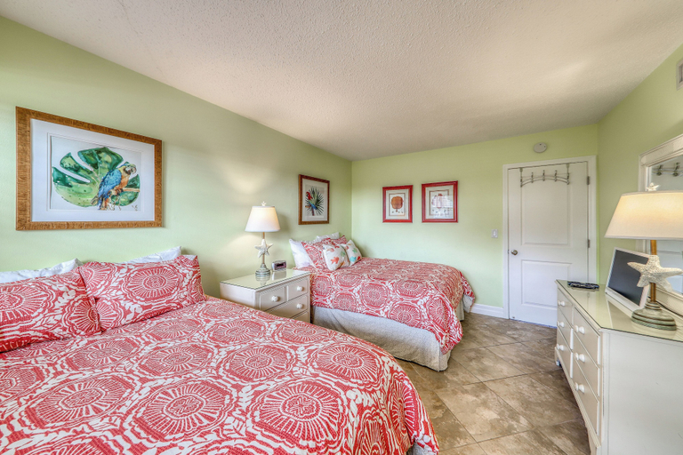 Room 4, Island-themed Living With Furnished Patio, Shared Pool & Beach Access, Saint Johns