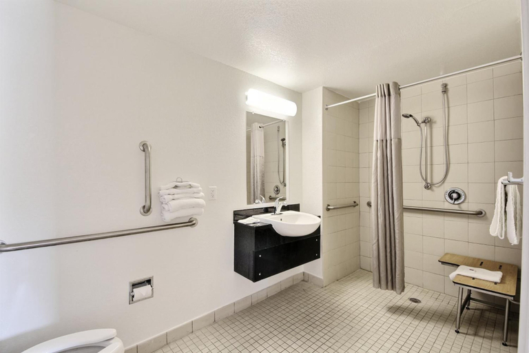 Bathroom 5, Motel 6 Laredo, TX - North I-35, Webb