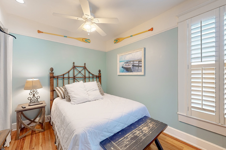 Room 3, Charleston-style Cottage w/ Lovely Decks, Steps to the Beach & Pools, Glynn