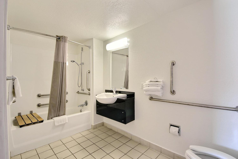 Bathroom 5, Motel 6 Laredo, TX - North I-35, Webb