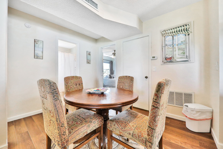Room 4, Updated Condo in Oceanfront Building With Private Beach Access - Near Dining, Saint Johns