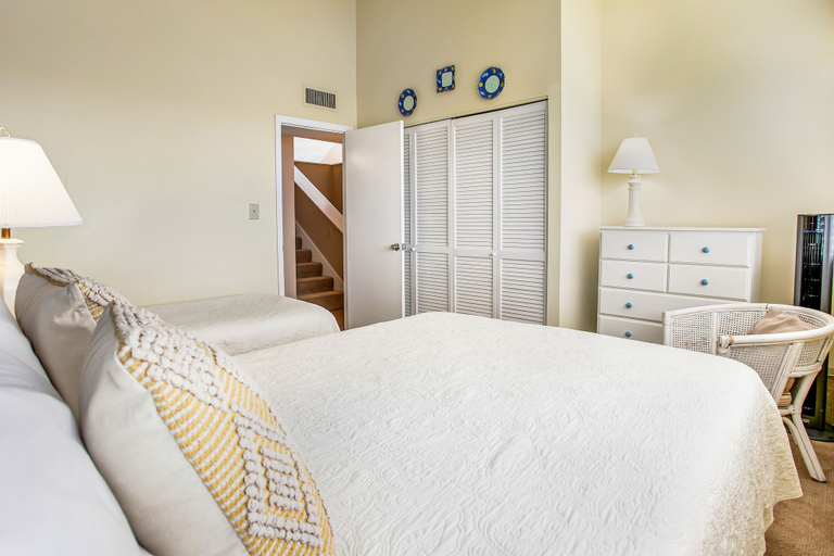 Room 3, Ocean-view 4th-floor Condo With Balcony, Outdoor Pool & Central AC, Nassau