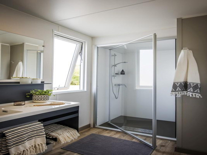 2, Chalet by Hegermeer with Harbor Access, Wymbritseradiel