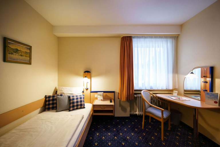 Bedroom 2, Hotel Rüdesheimer Hof, Rheingau-Taunus-Kreis