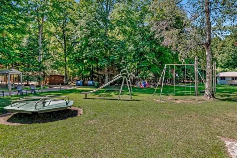Children's area 4, Pine & Paddle, Vilas