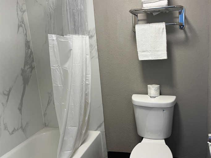 Bathroom 4, Studio 6 Suites Hurricane, Wv, Putnam