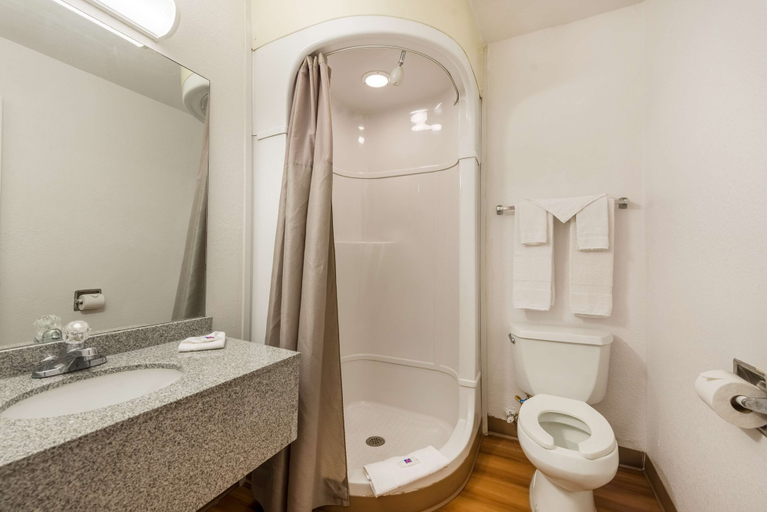 Bathroom 4, Motel 6 Dayton, OH, Montgomery