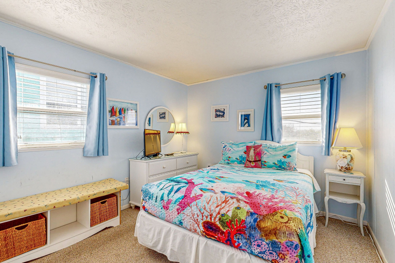 Room 3, Serene 2-level Home With Wifi & Deck - Walk to Beach, 1 dog Welcome, Saint Johns