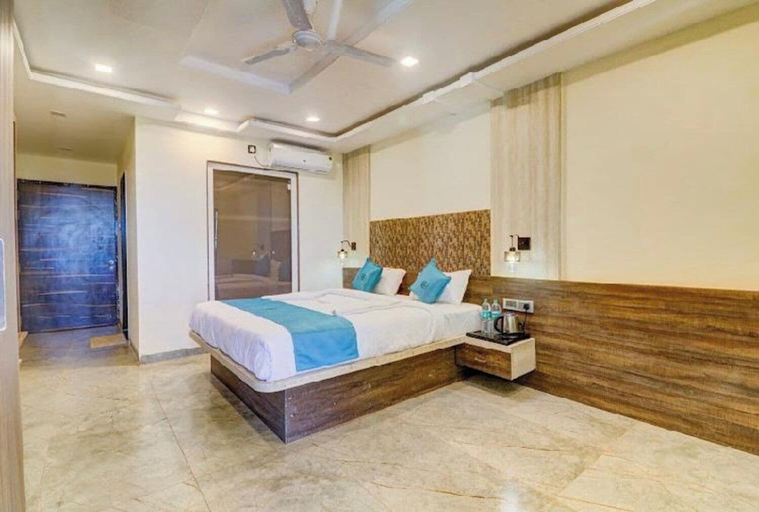 Bedroom 5, Hotel Green County, Satara