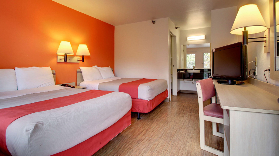 Bedroom 4, Motel 6 Des Moines, IA - North, Polk