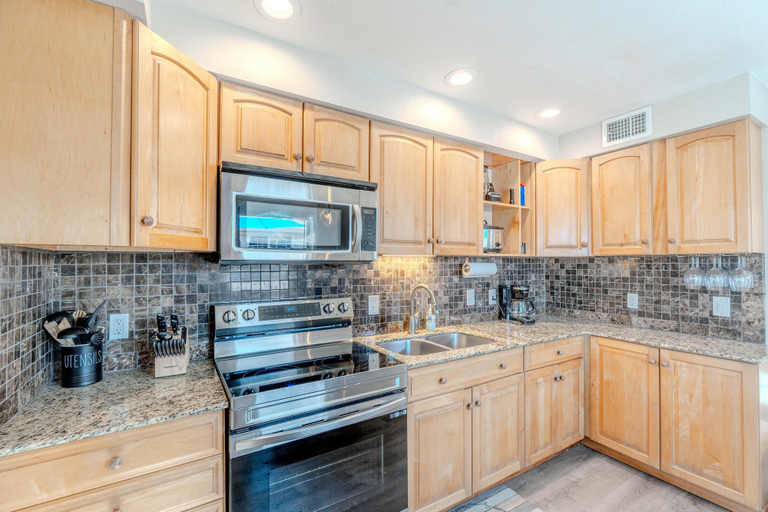 Private kitchen 1, Blue Pearl Manor Upper, Lee