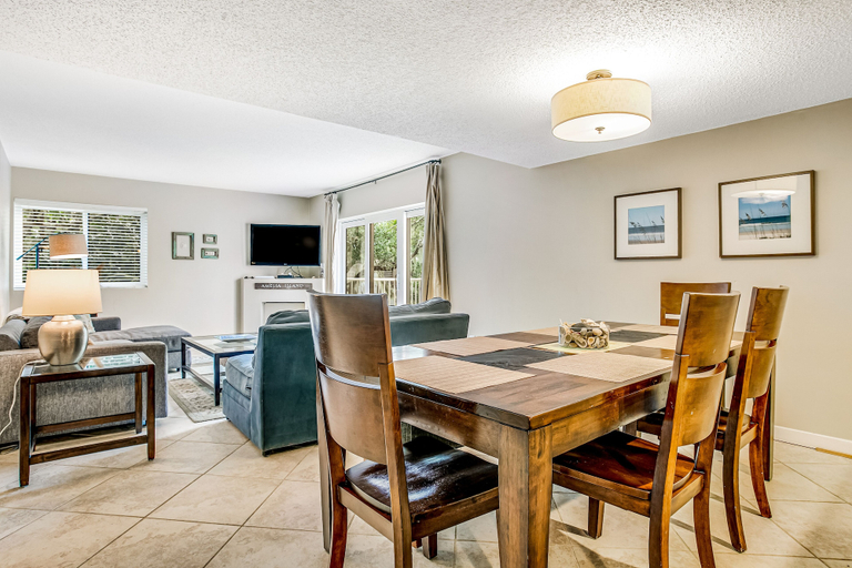 Room 2, Charming Villa Just Steps to Beach & Shared Pool W/central AC, Private WD, Wifi, Nassau