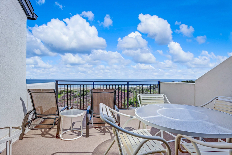 Outdoor dining 2, Renovated Condo With Easy Beach Access, Balcony, Pool & Spectacular Ocean Views, Nassau