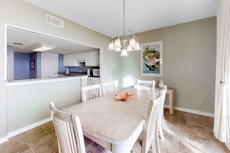Room 3, Oceanfront Condo With Large Balcony, Pool, Central AC & Views, Nassau