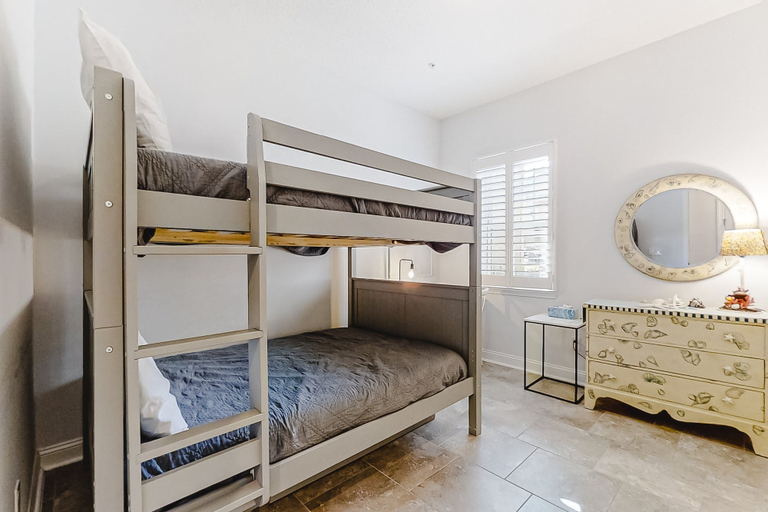 Room 2, Updated Townhome Near the Ocean W/private Patio, Shared Pool, Central A/C, Nassau