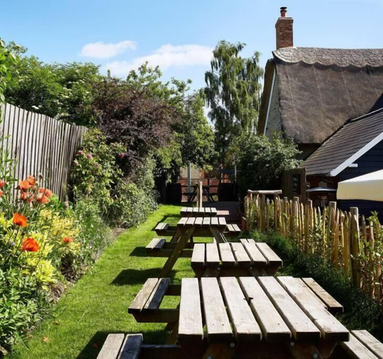 Outdoor dining, The Sun Inn, Bedfordshire