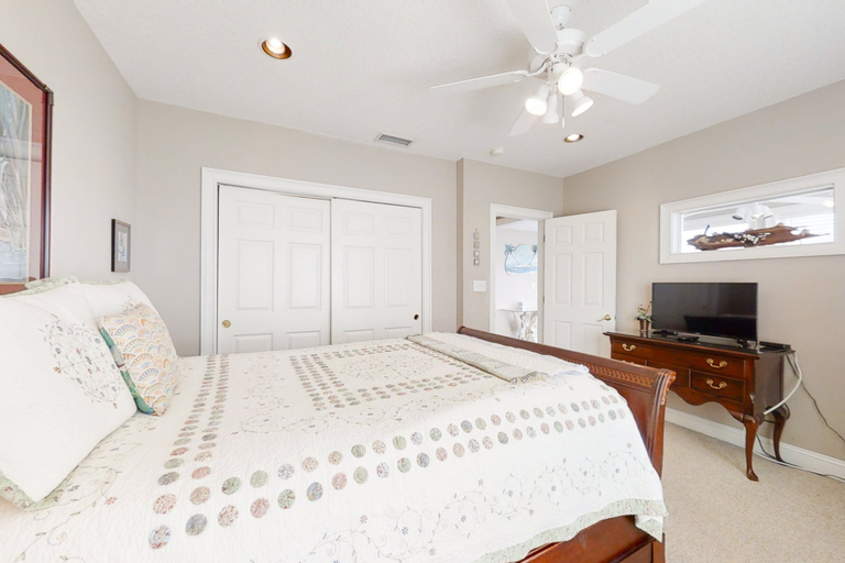 Room 5, Spacious Beachfront Home W/deck, Balcony, Central A/c, Washer/dryer, and Wifi, Nassau