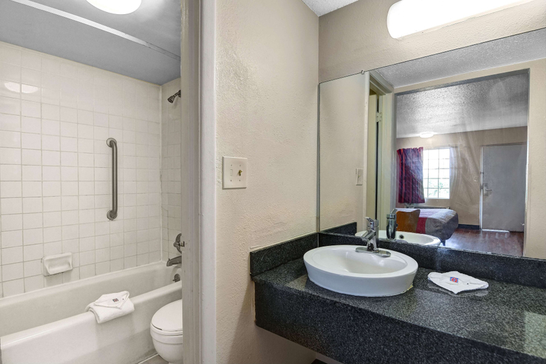 Bathroom 5, Motel 6 Calhoun, GA, Gordon