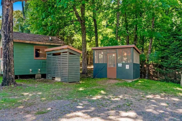 Exterior, Pine & Paddle, Vilas