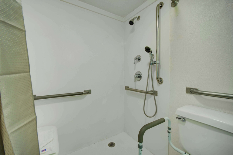 Bathroom 5, Motel 6 Lima, Allen