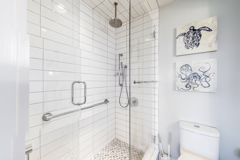 Bathroom 3, Oceanfront Townhouse With Ocean Views, Central AC, Wifi, & Outdoor Pool, Nassau