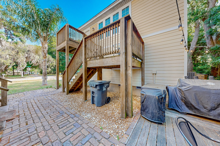 BBQ/picnic area, Charming Apartment With Beautiful Marsh Views and Shared Patio, Nassau