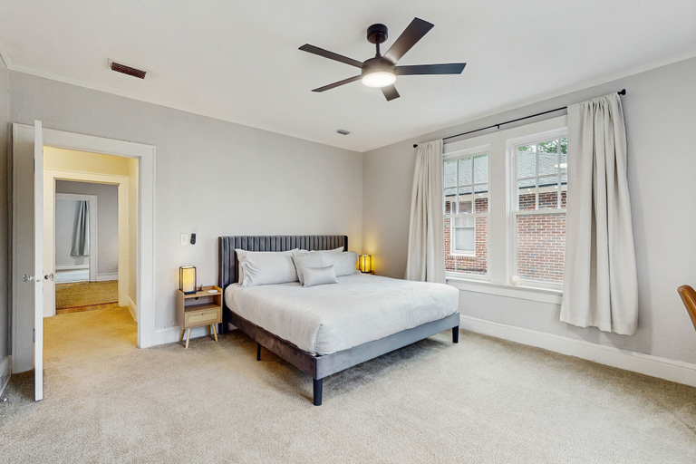 Room 4, Spacious Duplex With Private Balcony, Washer & Dryer, and Wifi, Duval