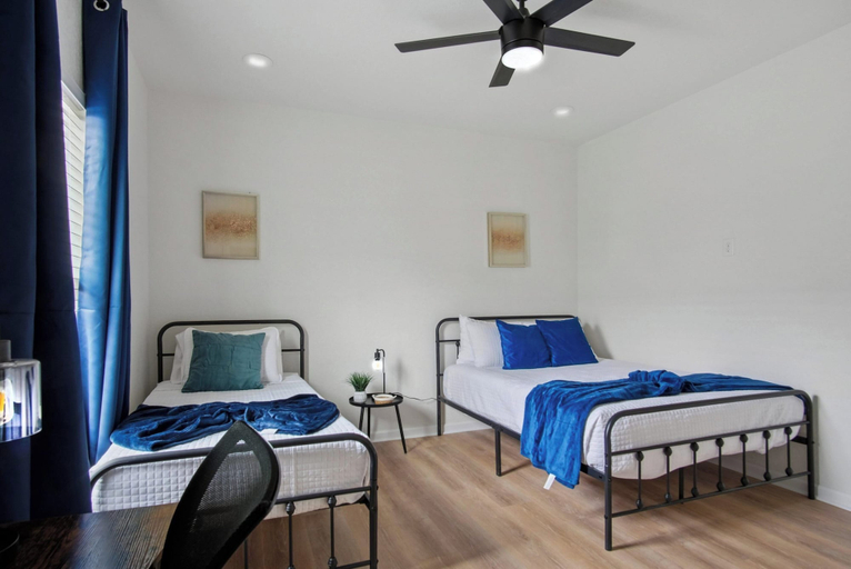 Room 3, Minutes to Downtown: Spacious 4br/3ba Historic Gem, Bexar