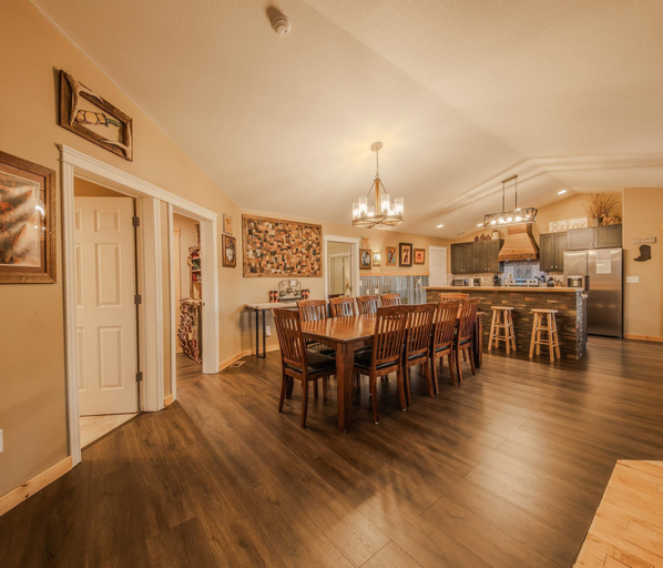 Dining 4, Magnificent 7 Home for 19, Flathead