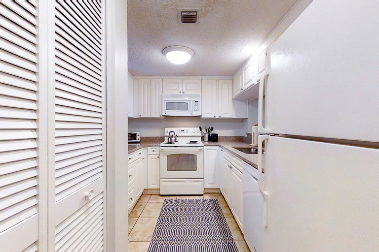 Private kitchen 2, Beachfront Condo With Beach Access, Balcony, AC, Pool & Tennis, Nassau