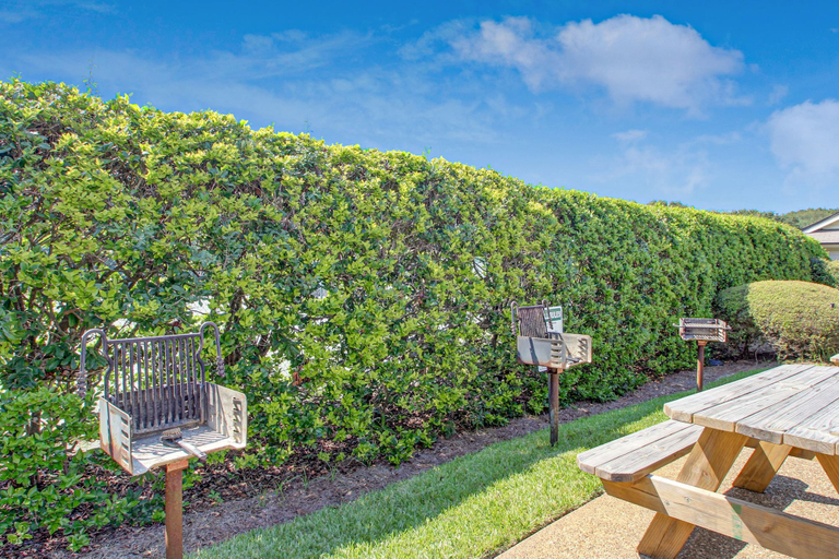 BBQ/picnic area, Newly Renovated Oceanfront Condo With Balcony, Wifi, W/D & Shared Pool/tennis, Nassau