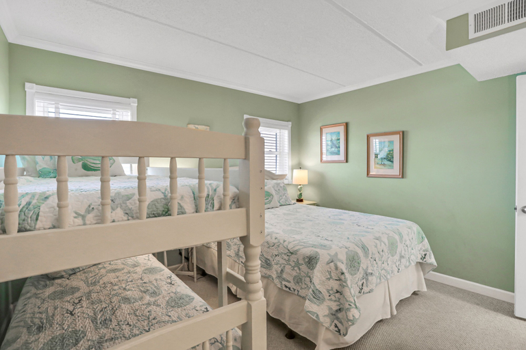 Room 2, Ocean-view Condo With a Scenic Balcony & W/D - Pool and Beach Access, Nassau