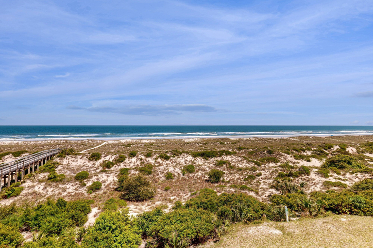 Beach 4, Oceanfront Condo With Great Ocean View, Balcony, Fast Wifi & 2 Shared Pools, Nassau