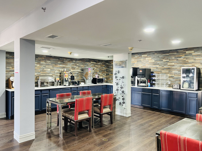 Food & Drinks 5, Americinn By Wyndham Rawlins, Carbon