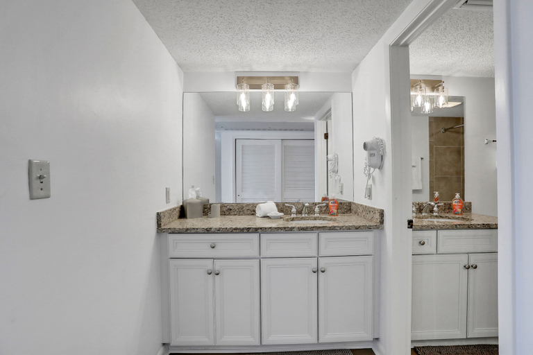 Bathroom 5, Dual Suites & Ocean Views at Sandcastles Villas Pool, 2 Balconies & Golf, Nassau