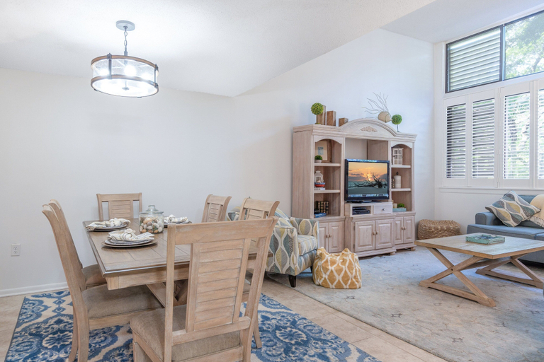 Room 4, Cozy Condo With Balcony, Garden Views and Beach Access, Nassau