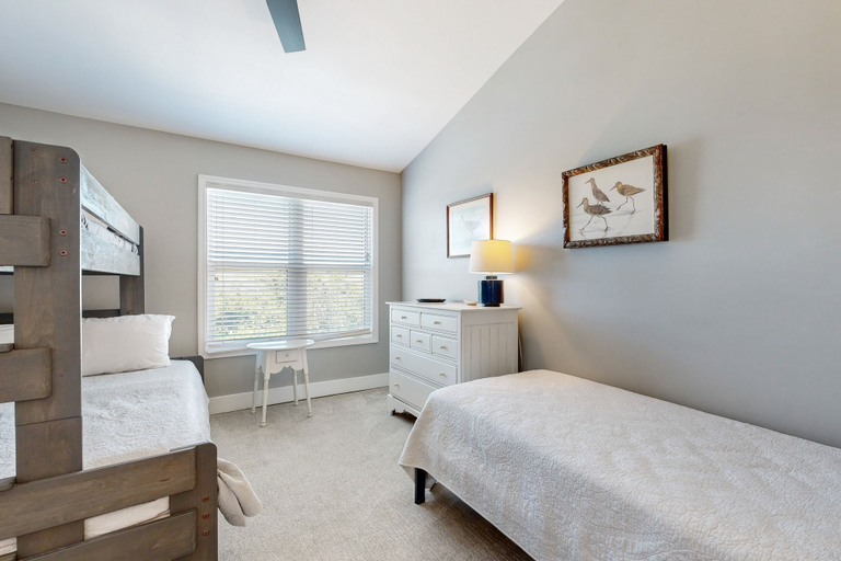 Room 2, Lovely Oceanfront Townhouse in Summer Beach Village W/shared Pool, Central AC, Nassau