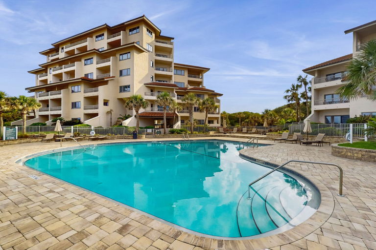 Pool 2, Ocean Front Hotel Side Condo With Balcony, Wifi & Shared Pool, Nassau