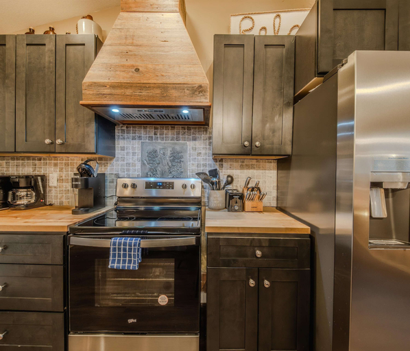 Private kitchen 5, Magnificent 7 Home for 19, Flathead