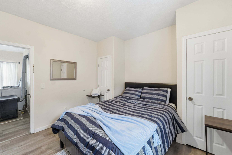 Room 3, Cozy Adventure Filled Escape Free Parking 2 Bedroom Apts, Worcester