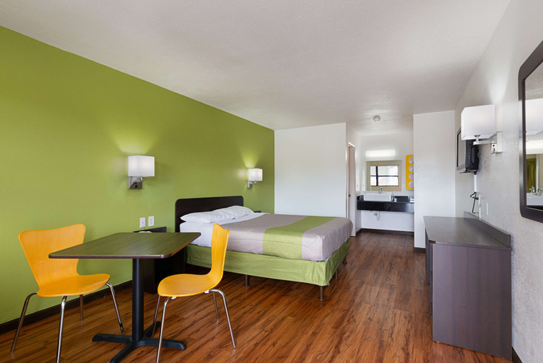 Bedroom 4, Motel 6 Chattanooga, TN, Hamilton