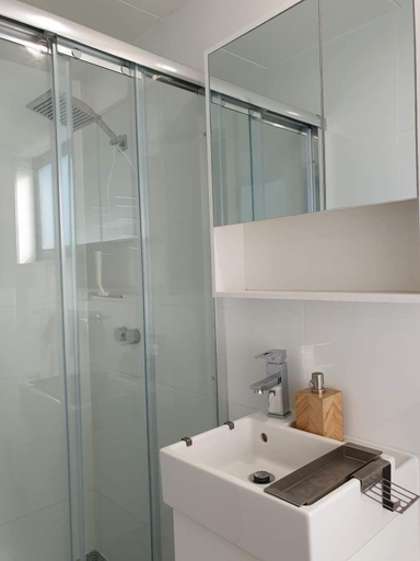 Bathroom 3, Lunar Cabins, Parkes