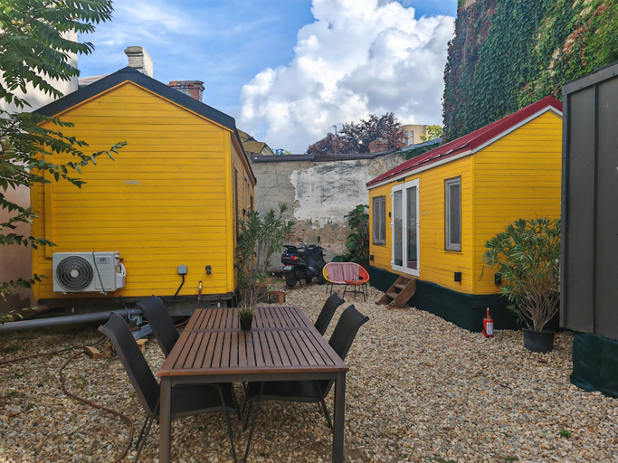 Outdoor dining 5, Pura Vida Downtown Tiny Houses, Municipiul Bucuresti
