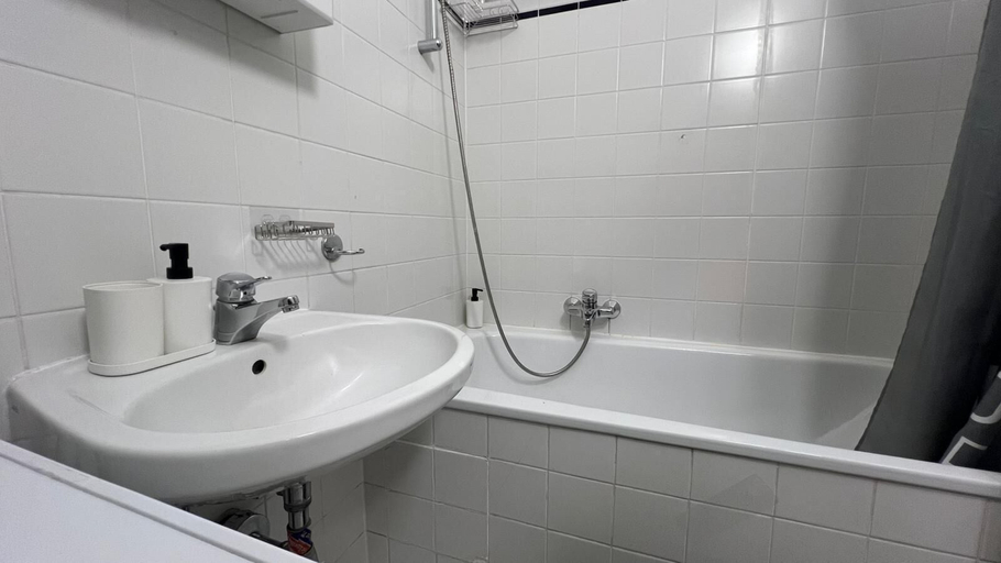 Shared bathroom 2, Private Room for Long Term Near Rennweg, Wien