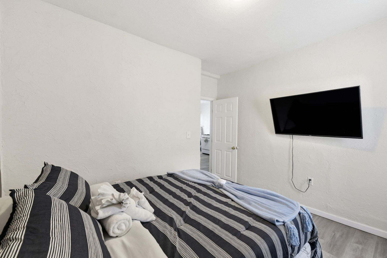 Room 2, Cozy Adventure Filled Escape Free Parking 2 Bedroom Apts, Worcester