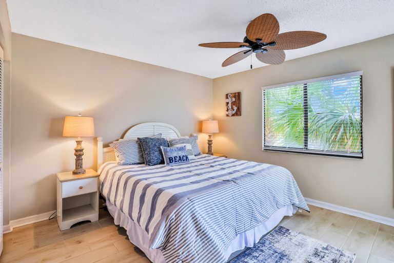 Room 4, Third Floor Condo With Shared Pool, Free Wifi, Central AC, & Shared Tennis, Saint Johns