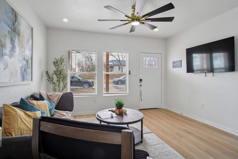 Living room 5, Minutes to Downtown: Spacious 4br/3ba Historic Gem, Bexar